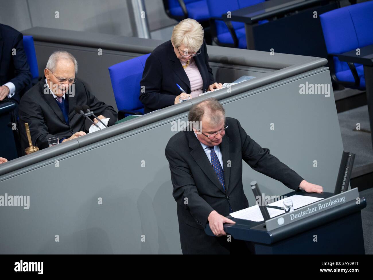 14. Februar 2020, Berlin: Im Plenum des Deutschen Bundestages weist Bundestagsvizepräsident Wolfgang Schäuble (l, CDU) auf Udo Theodor Hemmelgarn (r), Sprecher für Baupolitik der AfD-Bundestagsfraktion, hin, dass er sich zum Thema der Debatte um die Mietbremse äußern muss. Die Hauptthemen der 147. Tagung der 19. Legislaturperiode sind neben Diskussionen über die Beschleunigung von Verkehrsprojekten und die ökologische Digitalisierung die Verabschiedung der verbesserten Mieterbremse und des Gesetzes zur Förderung der Weiterbildung. Foto: Bernd von Jutrczenka / dpa Stockfoto