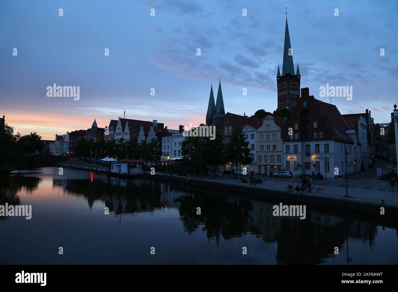 Sommerblick auf die Architektur des Altstädter Piers in Lübeck Stockfoto