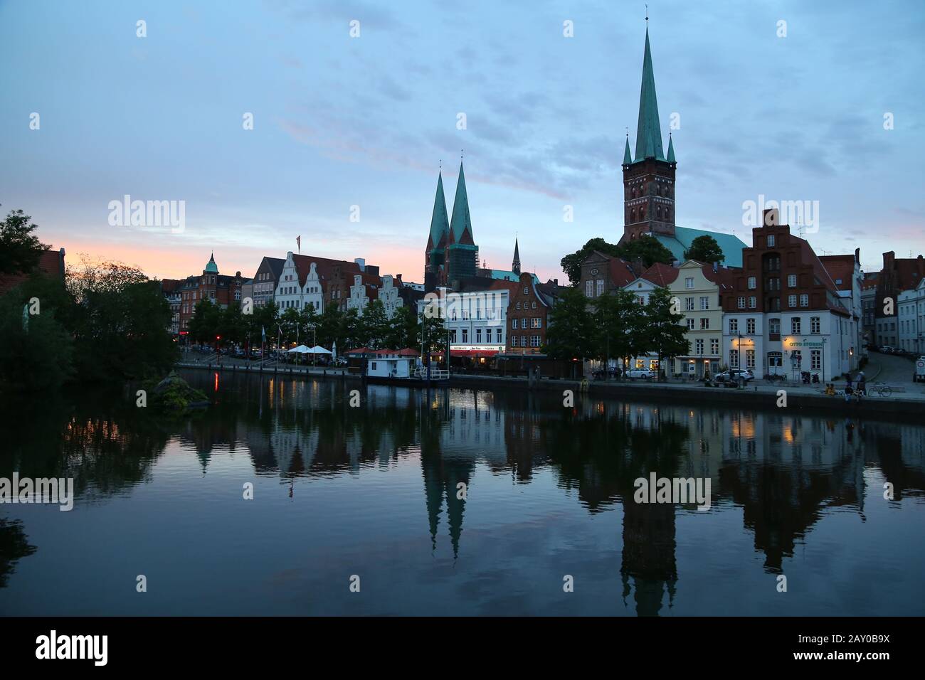 Sommerblick auf die Architektur des Altstädter Piers in Lübeck Stockfoto