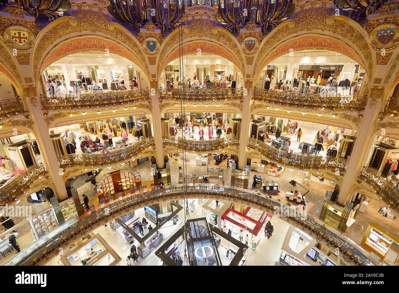 Paris - 6. NOVEMBER 2019: Galeries Lafayette mit Hochwinkel-Innenansicht und Christian Dior Shop in Paris Stockfoto