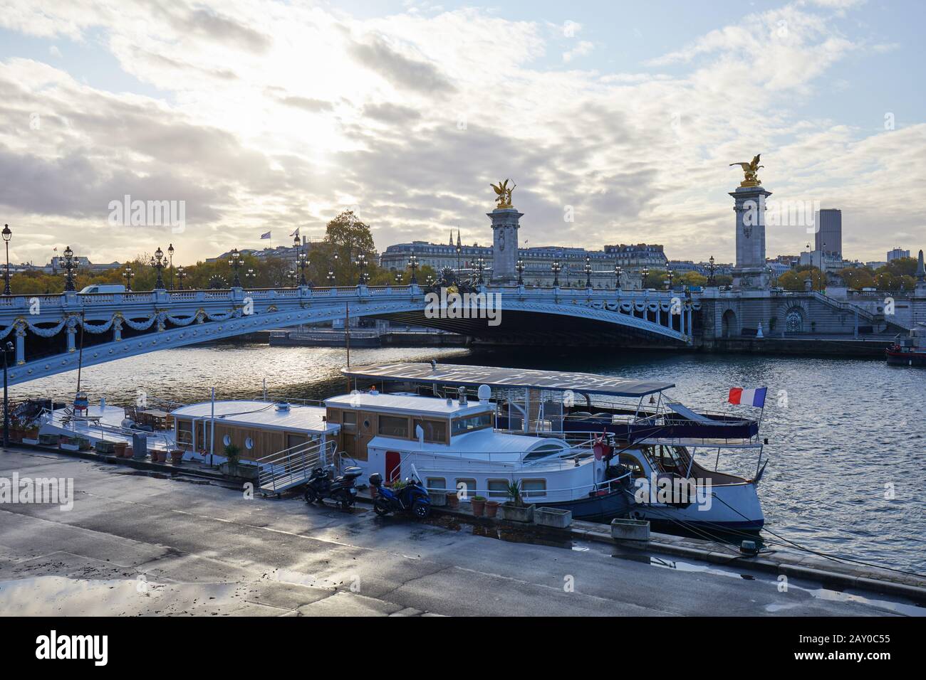 Alexander III. Brücke und seine dockt mit Booten an einem sonnigen Herbstmorgen in Paris Stockfoto