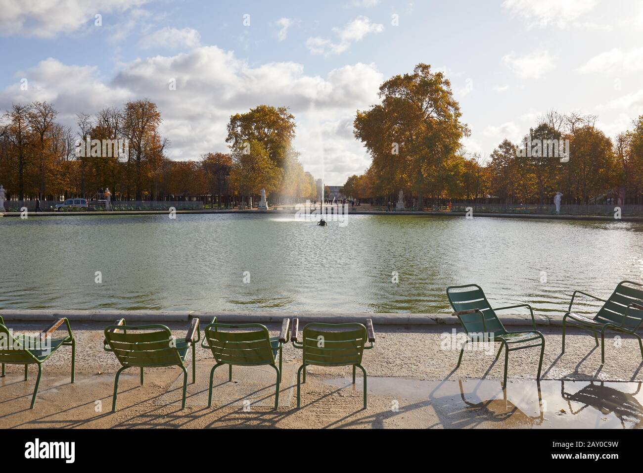 Paris - 7. NOVEMBER 2019: Tuileries Garten mit grünen Stühlen und Springbrunnen, sonniger Herbst in Paris Stockfoto