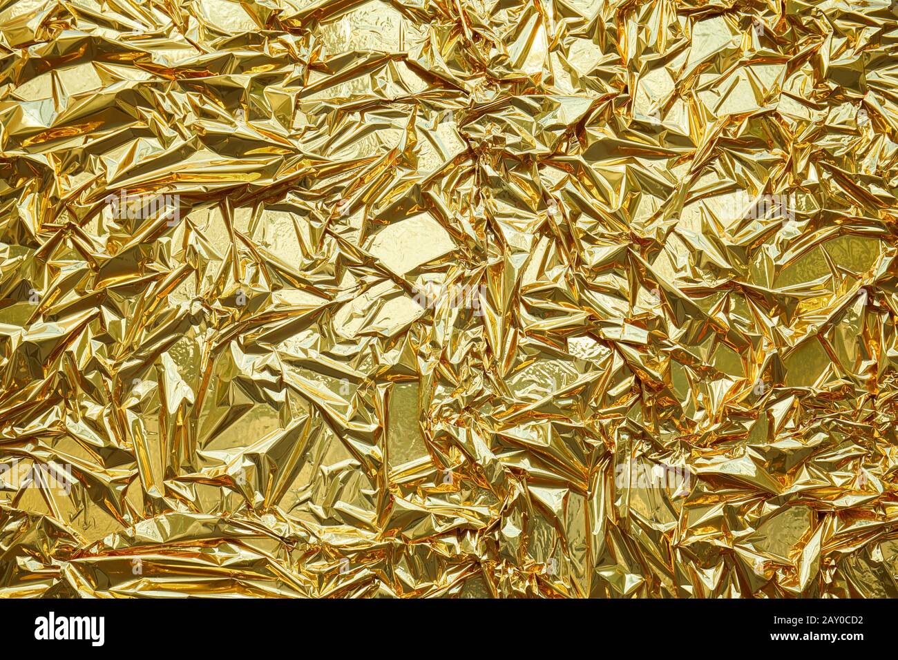 Zerknitterter, goldener Hintergrund mit Metallic-Folie Stockfoto