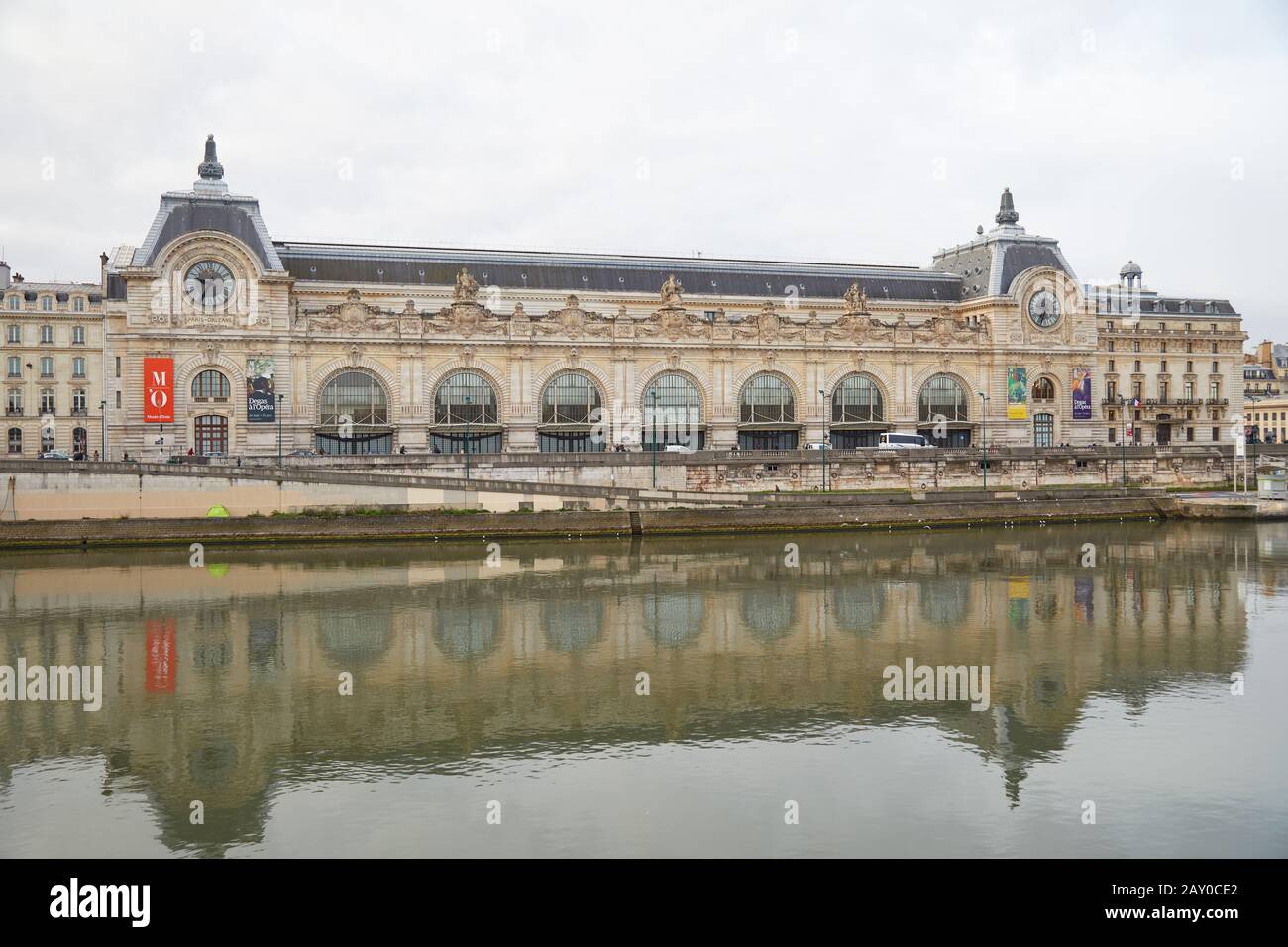 Paris, FRANKREICH - 8. NOVEMBER 2019: Gare D'Orsay oder Orsay Museumsgebäude an einem bewölkten Tag in Paris Stockfoto