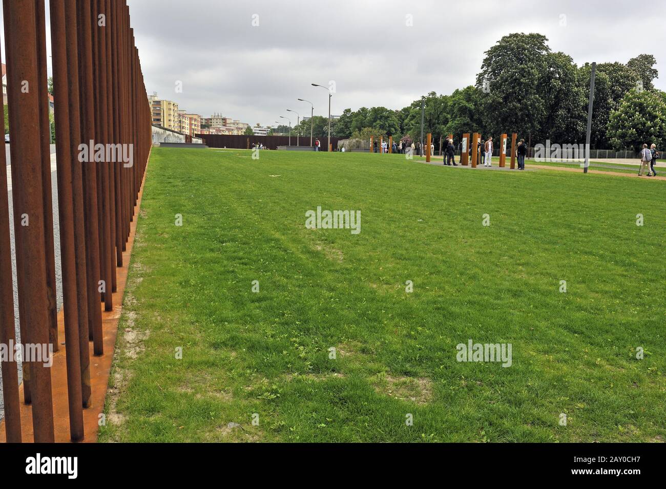 Neu gestaltetes Areal an der Berliner Mauer-Gedenkstätte in der Bernauer Straße in Berlin Stockfoto