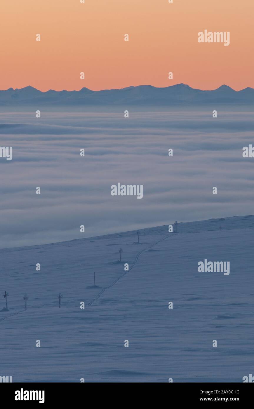 Blick vom Berg Dundret bei Gällivare ueber das nebelverhangene Flachland ins Fjaell, Lappland, Schweden Stockfoto