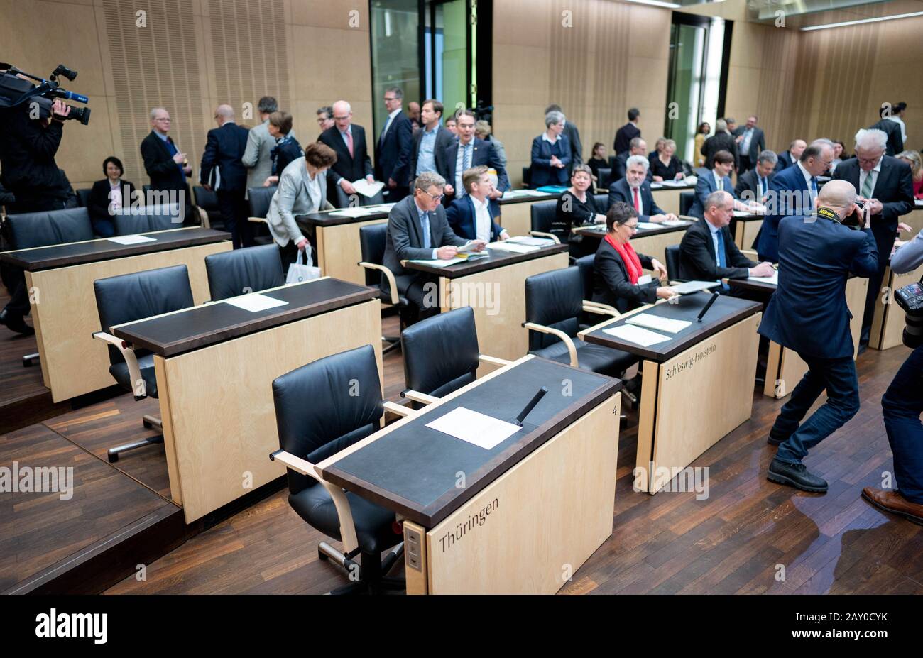Berlin Deutschland Februar 2020 Leere Stuhle Und Tische Sind Im Bundesrat Zu Beginn Der Sitzung Fur