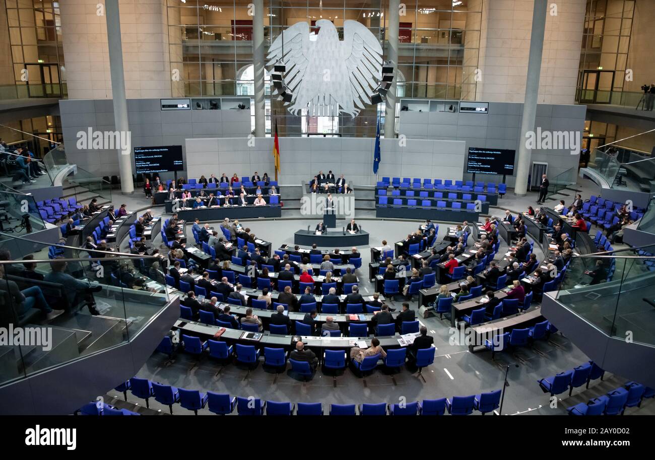 Berlin, Deutschland. Februar 2020. Die Bundestagsabgeordneten debattieren in der Vollversammlung des Deutschen Bundestages über die Verschärfung der Mieterbremse. Die Hauptthemen der 147. Tagung der 19. Legislaturperiode sind neben Diskussionen über die Beschleunigung von Verkehrsprojekten und die ökologische Digitalisierung die Verabschiedung der verbesserten Mieterbremse und des Gesetzes zur Förderung der Weiterbildung. Credit: Bernd von Jutrczenka / dpa / Alamy Live News Stockfoto