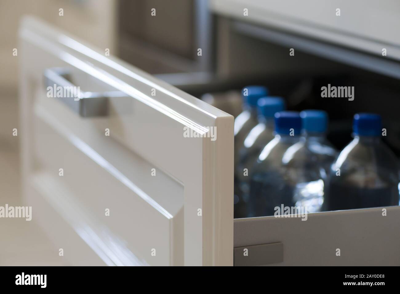 Küchenschrank mit Wasserflaschen Stockfoto