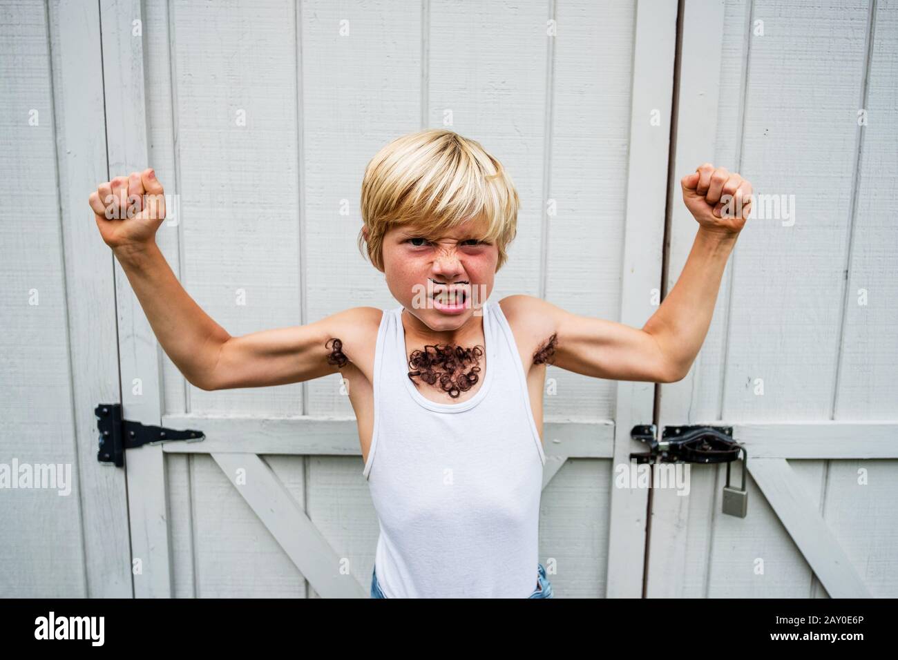 Porträt eines glücklichen Jungen, der als Muscleman gekleidet ist, USA Stockfoto