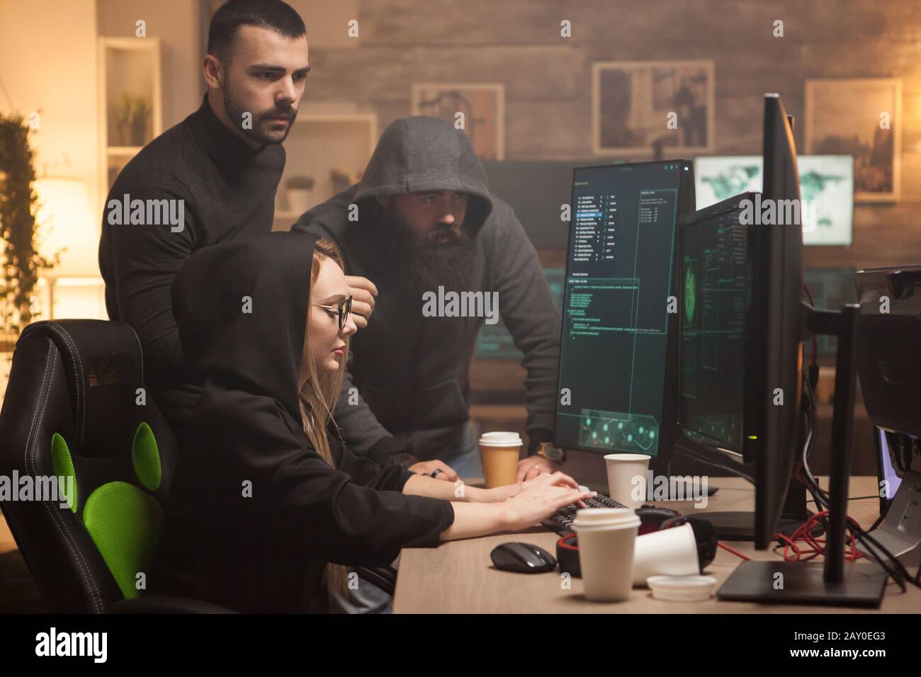 Hackerteam, das von der Regierung eingestellt wurde, um ihre Firewall mit gefährlicher Malware zu testen. Weibliche Hacker. Stockfoto