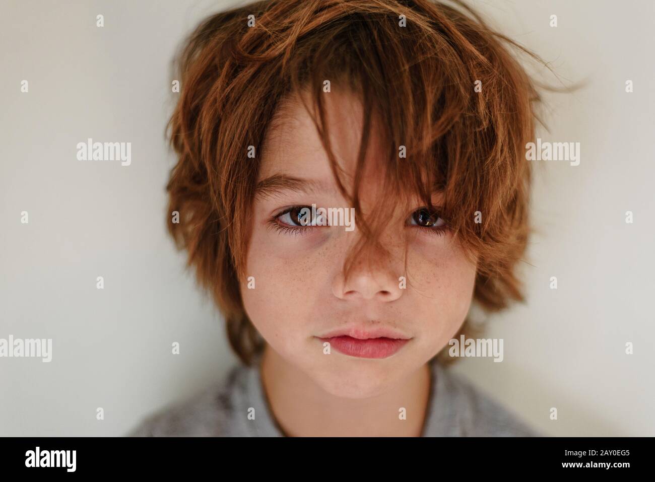 Porträt eines Jungen mit unordentlichen Haaren Stockfoto