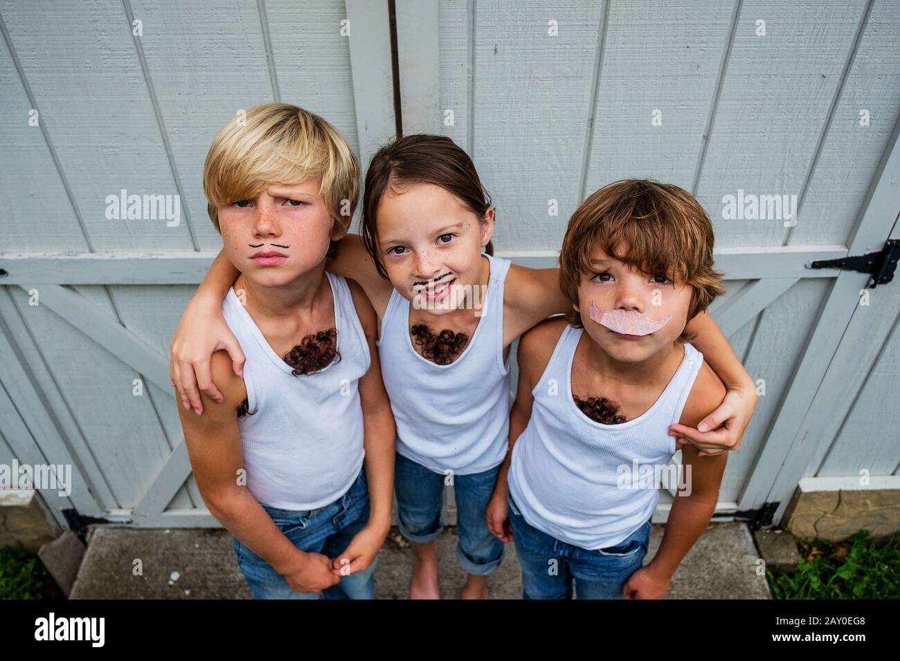 Drei Kinder als Musklemen gekleidet, USA Stockfoto