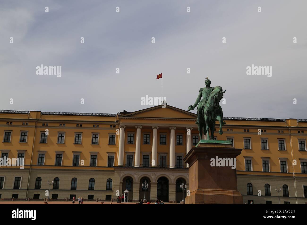 Der Königspalast in Oslo, der Hauptstadt Norwegens. Touristen, die an einem Sommertag auf dem Schlossgelände spazieren gehen Stockfoto