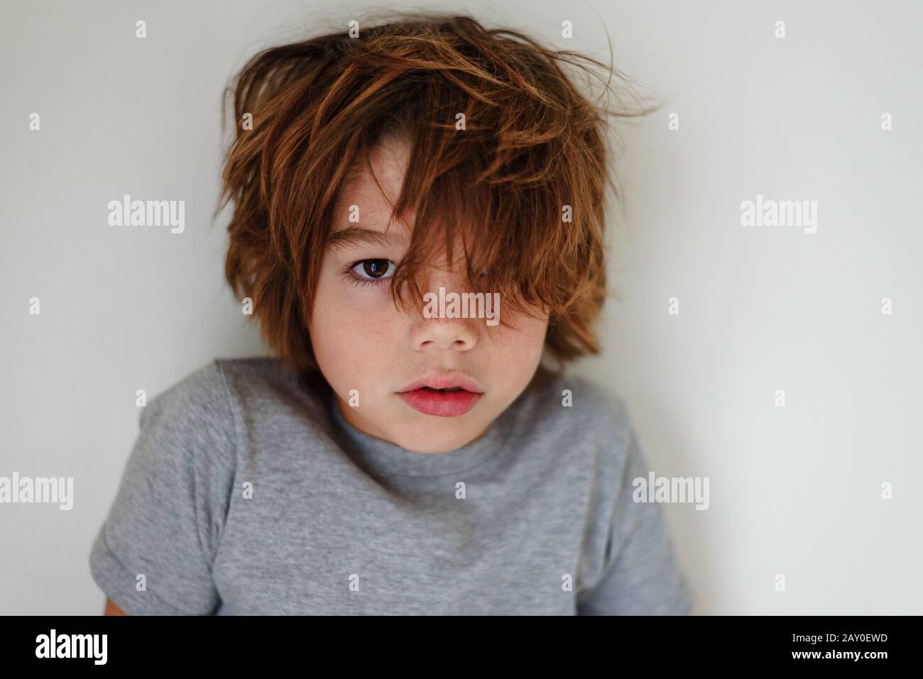 Porträt eines Jungen mit unordentlichen Haaren Stockfoto