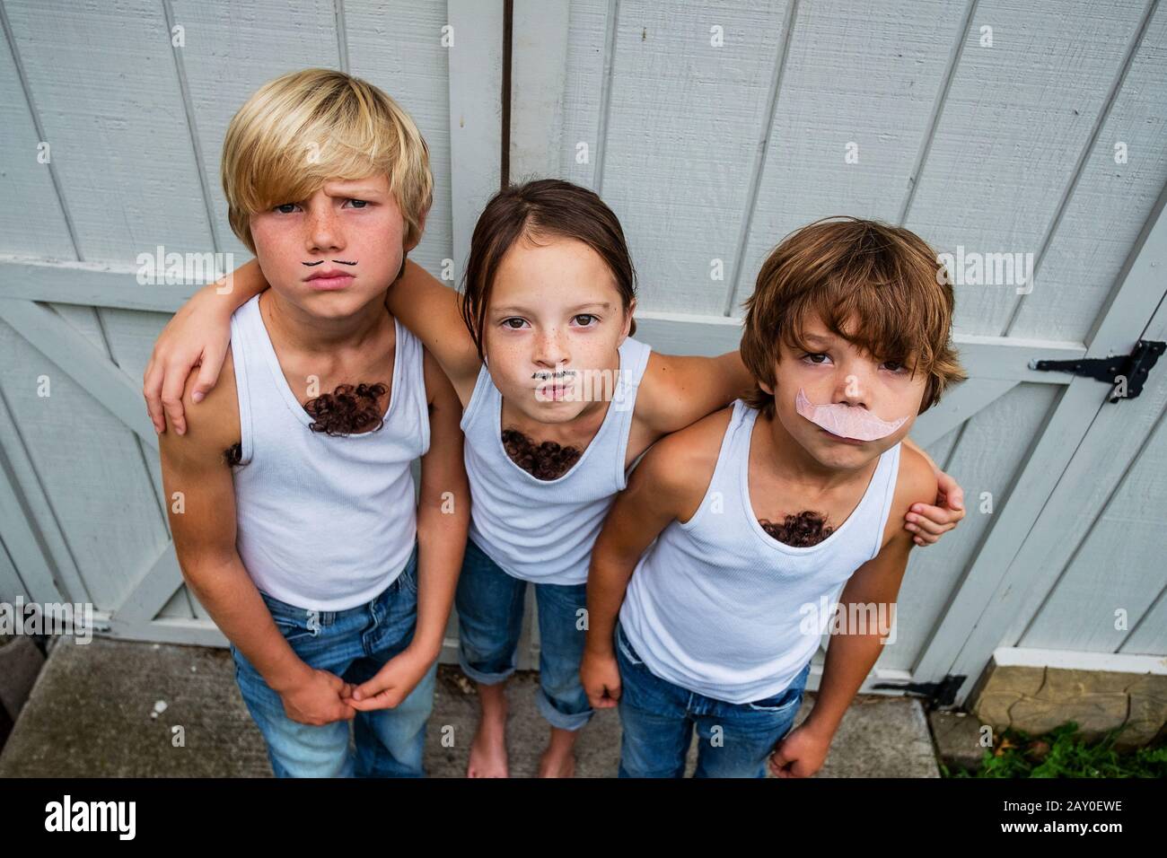 Drei Kinder als Musklemen gekleidet, USA Stockfoto