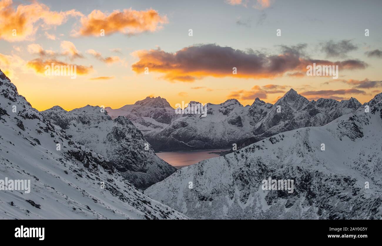 Schneebedeckte Berge, Flakstad, Nordland, Norwegen Stockfoto