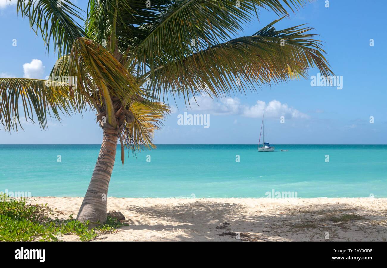 Boot am Ffryes Strand, Antigua und Barbuda verankert Stockfoto