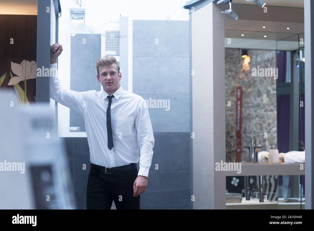 Porträt eines Verkäufers, der in einem Hardware-Shop steht, Deutschland Stockfoto