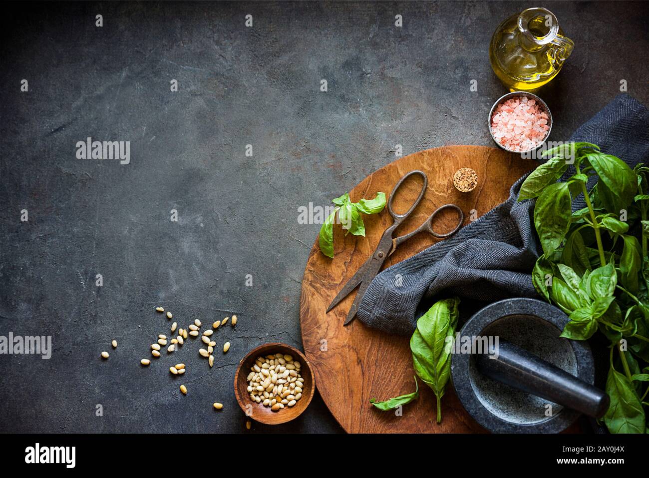 Basilikum, Pinienkerne, Meersalz und Olivenölzutaten, um Pesto zu machen Stockfoto