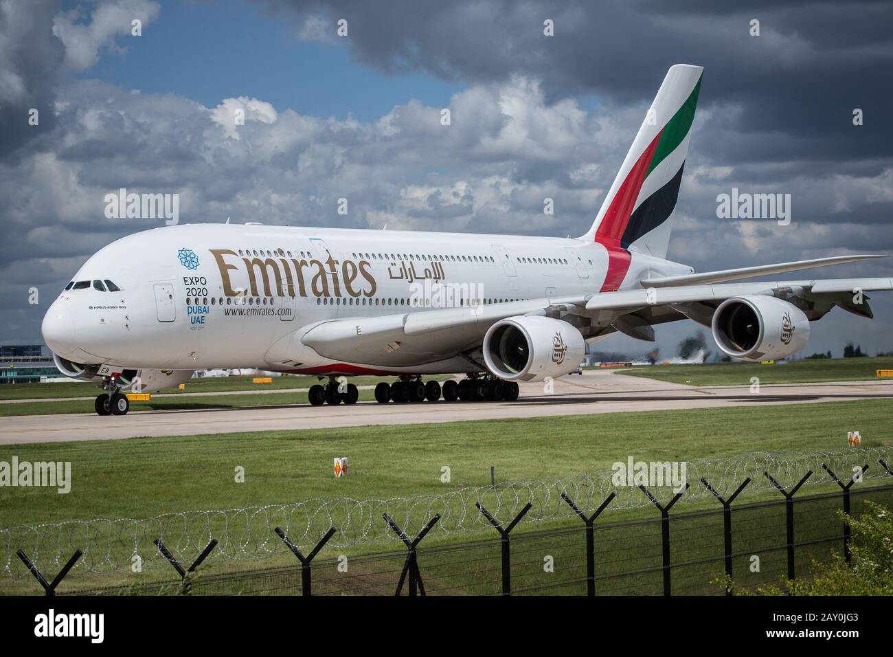 Emirates A-380 wartet auf den Start. Stockfoto