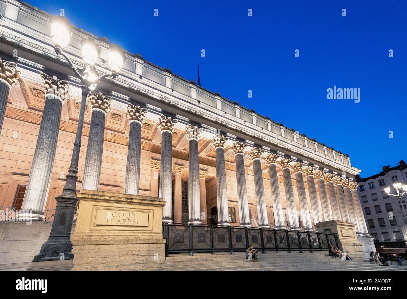 Juli 2019, Lyon, Frankreich: Leuchtendes Gebäude des Gerichtsgebäudes Cour de Appel in Lyon, Frankreich. Foto in blauer Stunde im Zwielicht aufgenommen Stockfoto