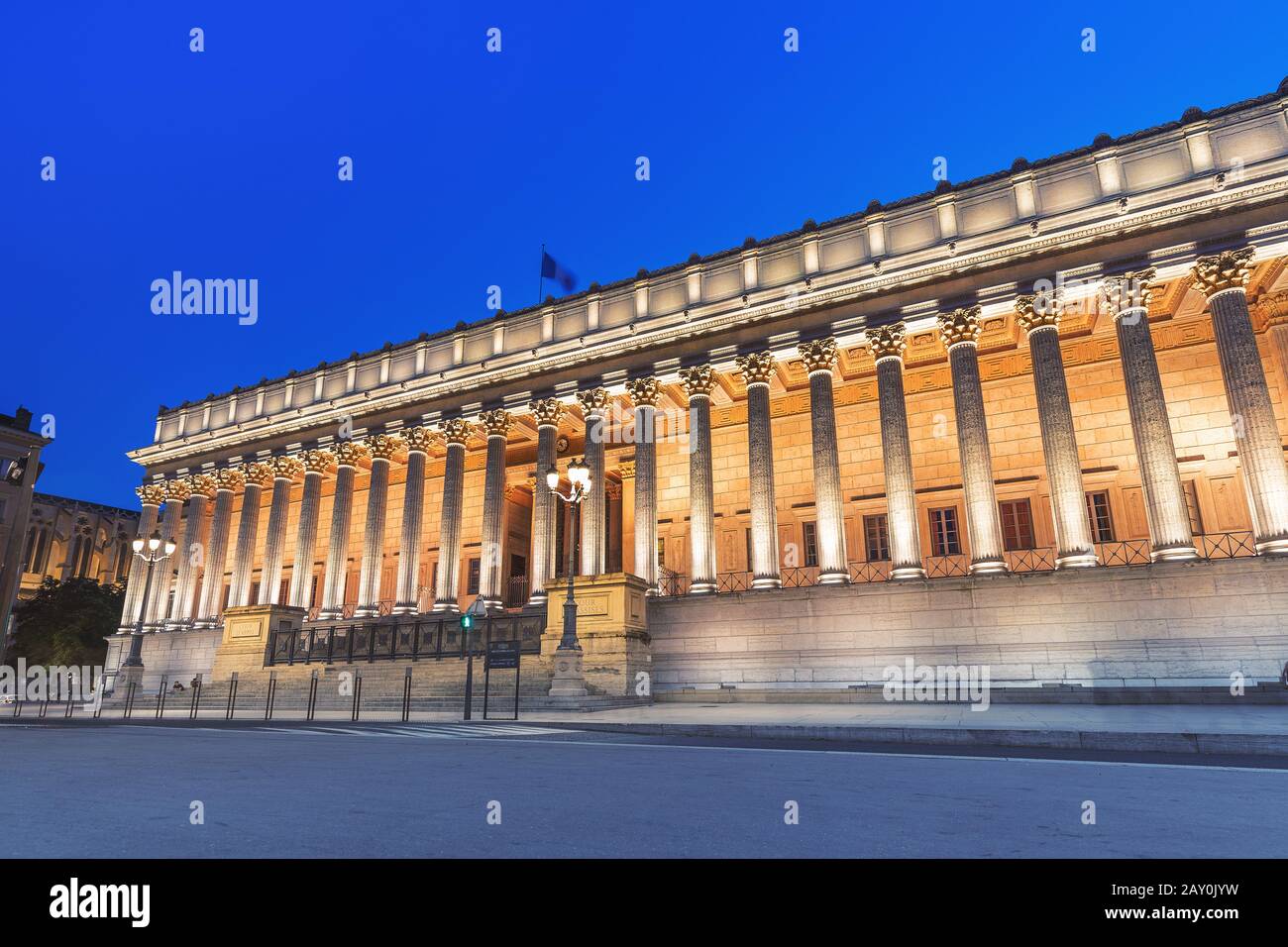 Beleuchtetes Gebäude des Gerichtsgebäudes Cour de Appel in Lyon, Frankreich. Foto in blauer Stunde im Zwielicht aufgenommen Stockfoto