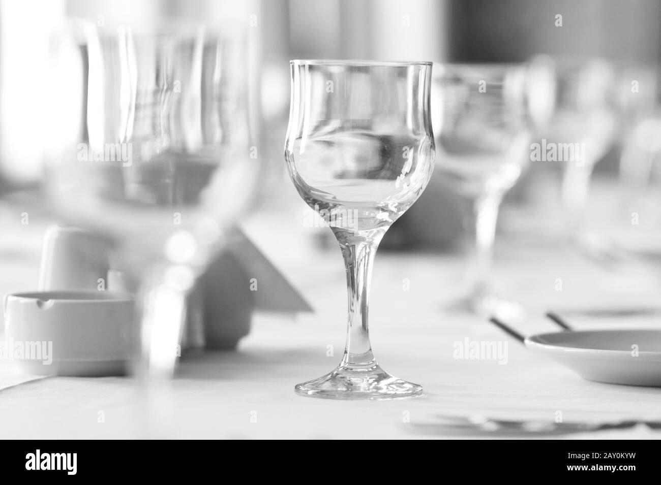 Weingläser auf dem Tisch - geringe Schärfentiefe Stockfoto