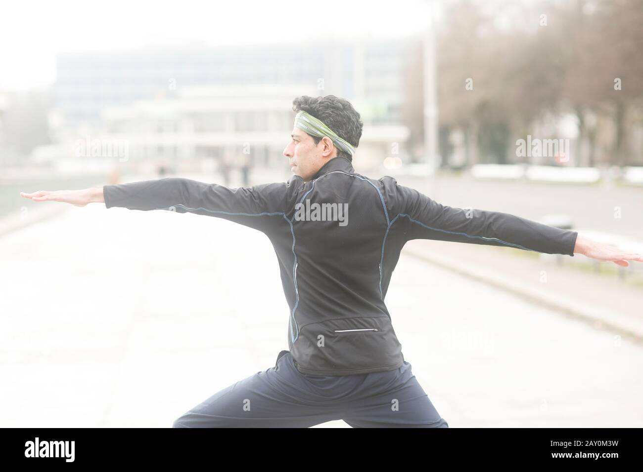 Porträt eines Mannes, der außerhalb des Yoga-Tuns steht, Deutschland Stockfoto