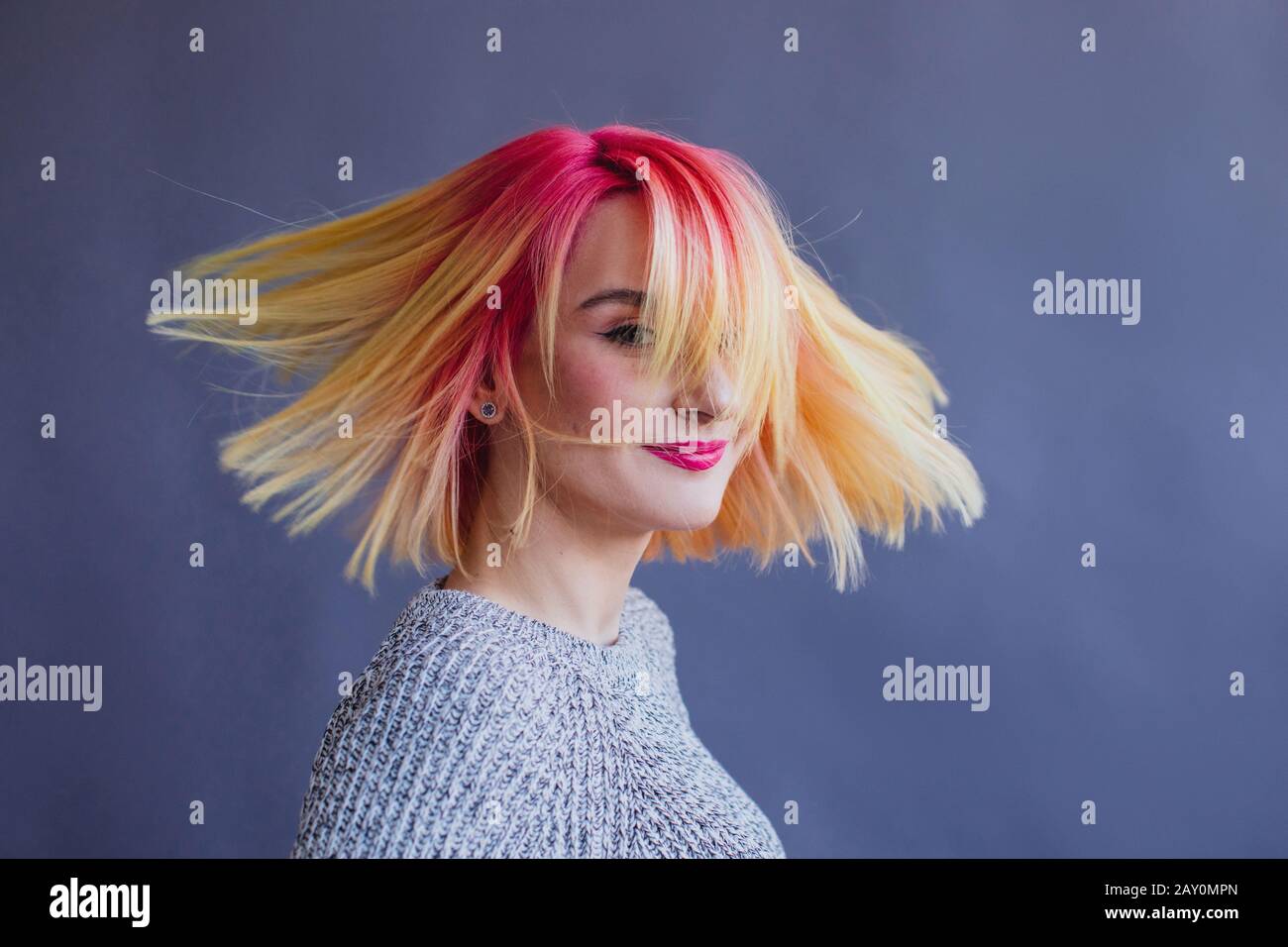 Porträt einer Frau mit gefärbten Haaren, die sich herumdreht Stockfoto