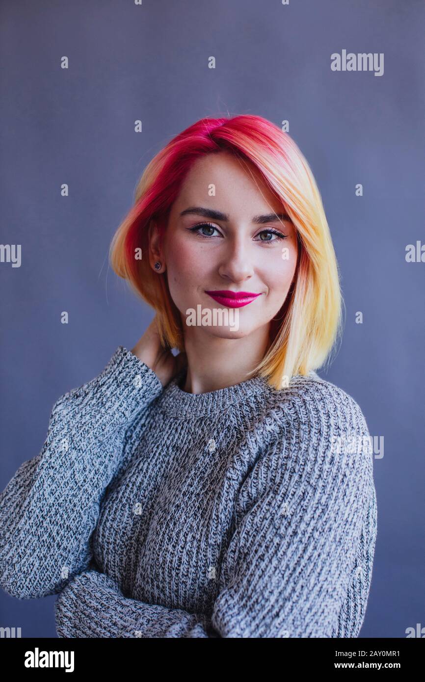 Porträt eines coolen Mädchens mit gefärbtem Haar Stockfoto