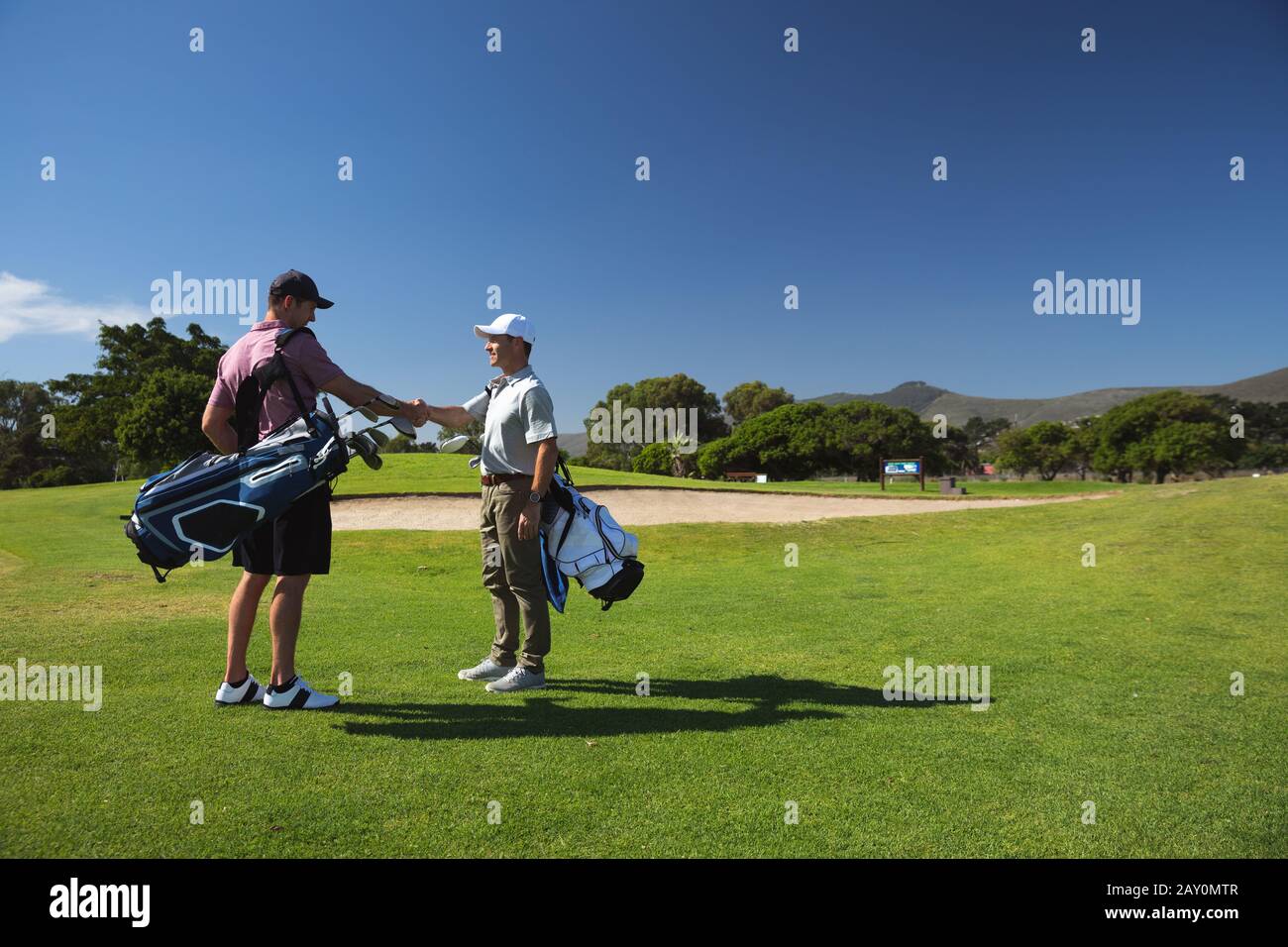 Golfspieler schütteln sich gegenseitig die Hände Stockfoto