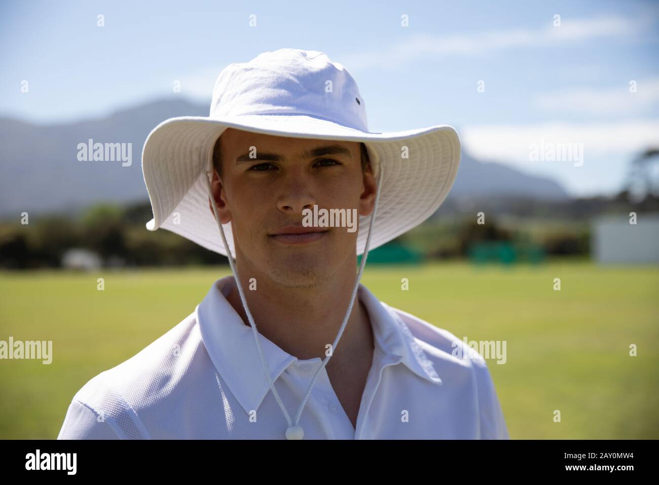 Cricket-Spieler mit Blick auf die Kamera Stockfoto