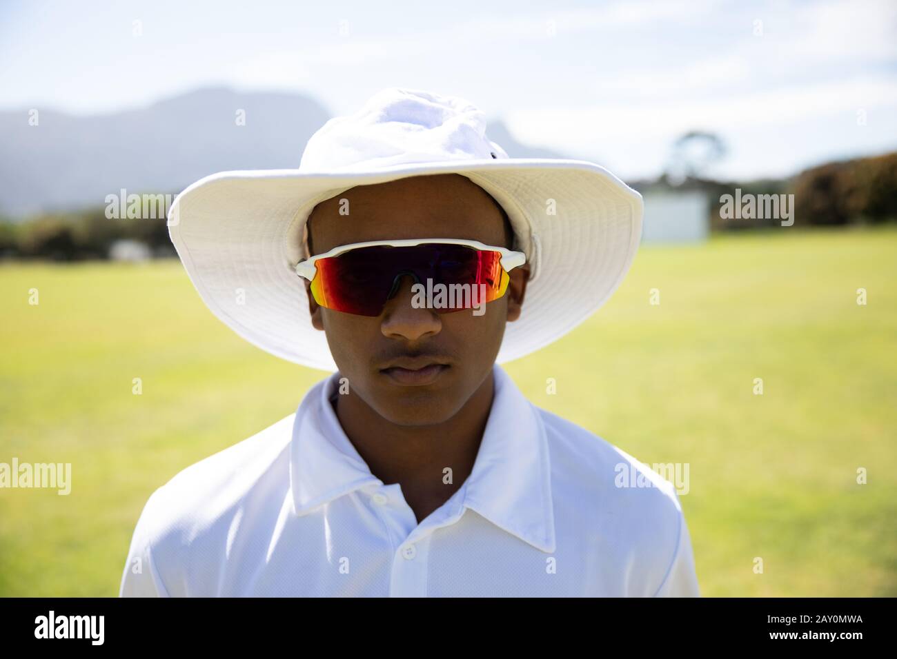 Cricket-Spieler mit Blick auf die Kamera Stockfoto