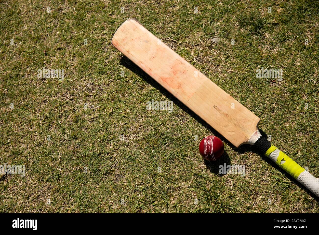 Cricket-Ball und -Kreuz Stockfoto