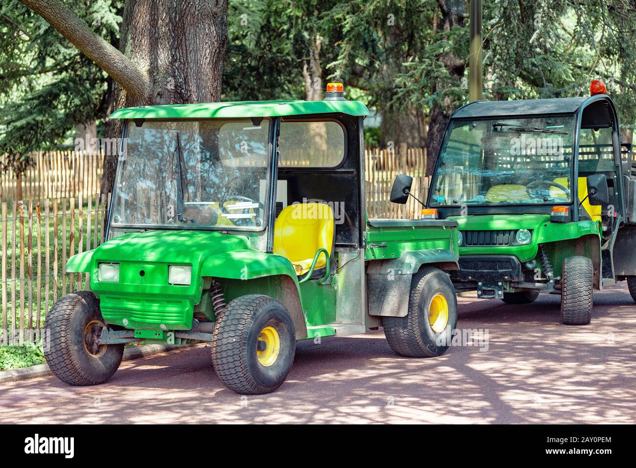 Pickup-Wagen mit grünem Service im Garten oder Park Stockfoto