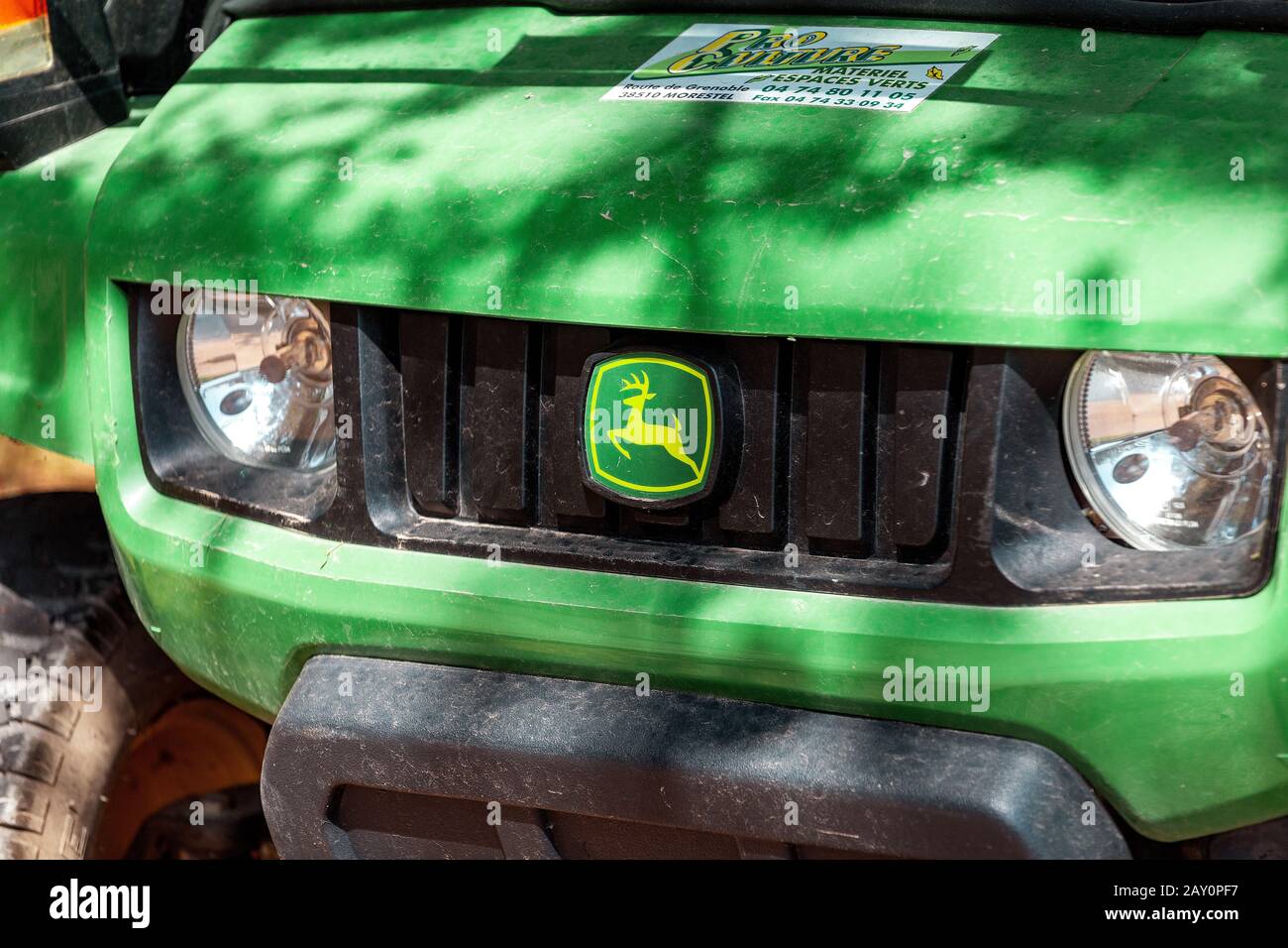 Juli 2019, Lyon, Frankreich: John Deere-Markenlogo auf einem Pickup-Truck Stockfoto