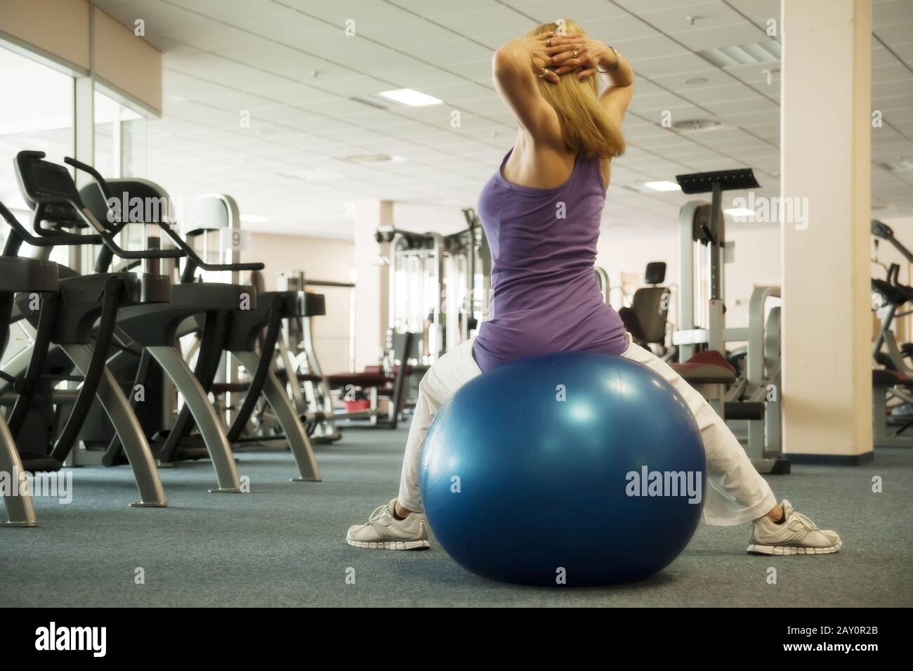 Junge Frau mit blauem Ball Stockfoto