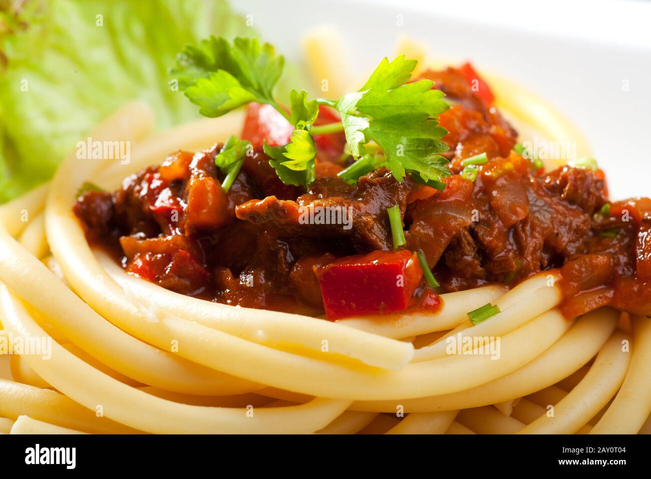 Gulasch mit nudeln -Fotos und -Bildmaterial in hoher Auflösung – Alamy