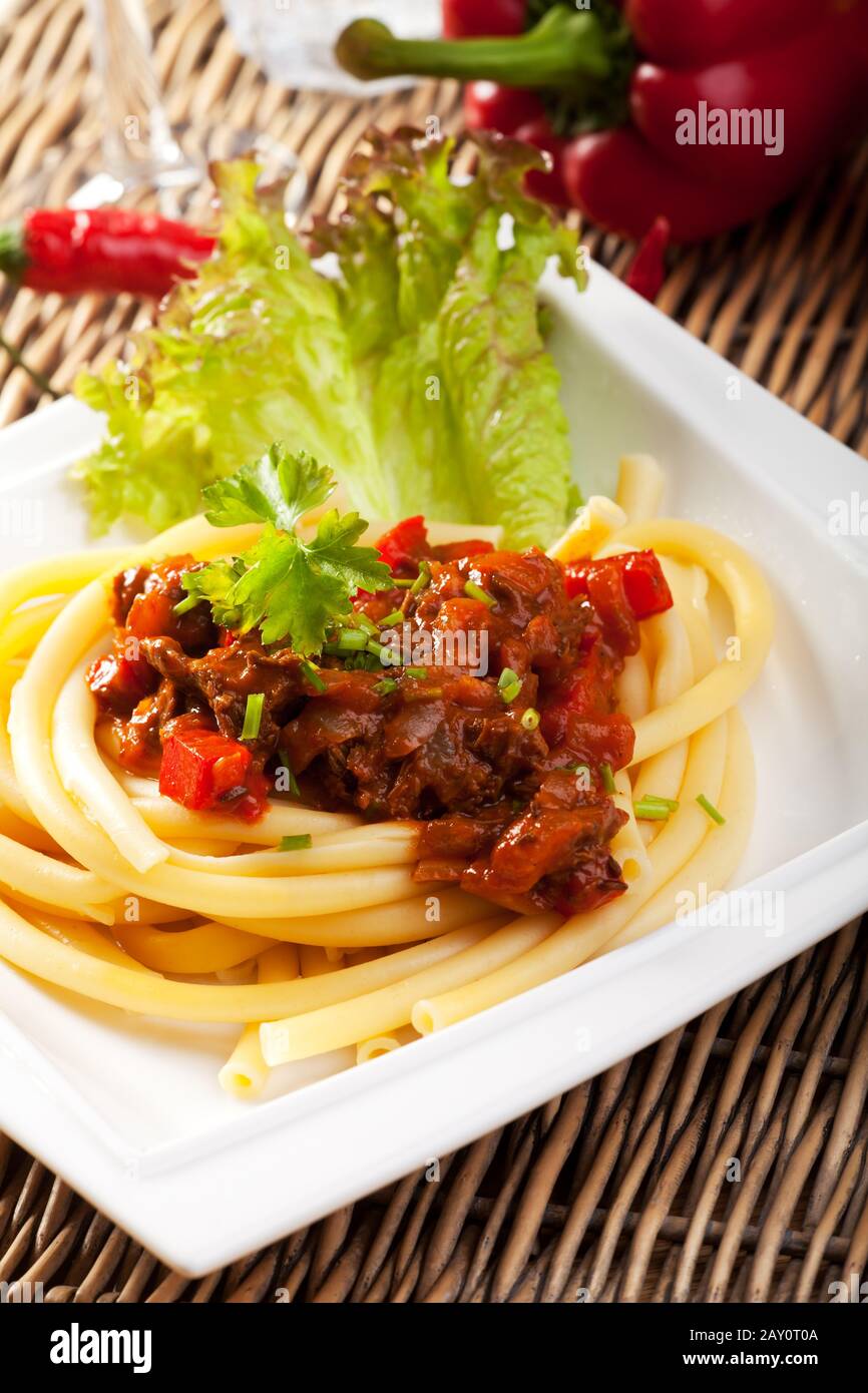 Gulasch mit nudeln -Fotos und -Bildmaterial in hoher Auflösung – Alamy