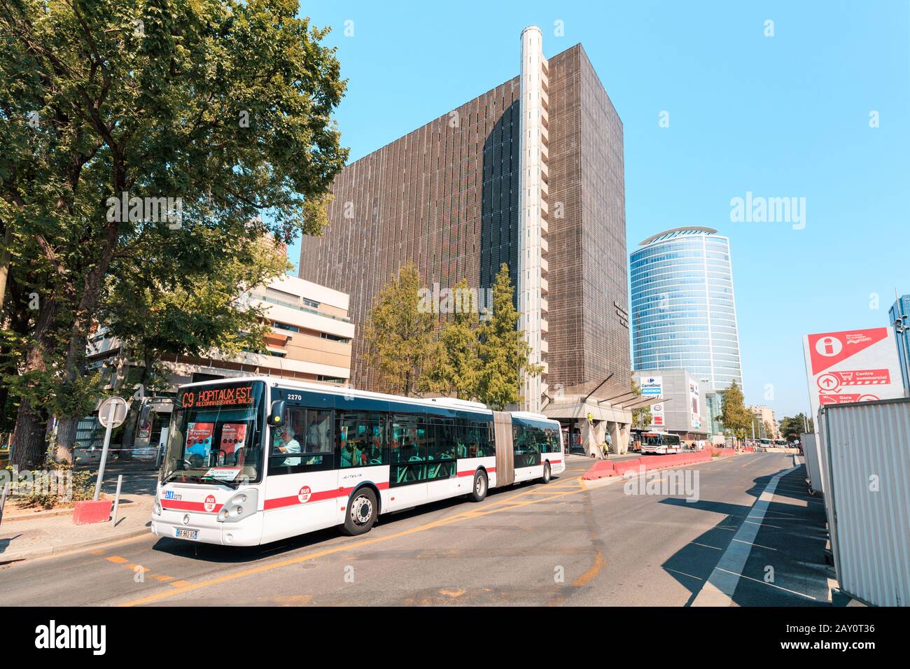 Juli 2019, Lyon, Frankreich: Öffentliche Verkehrsmittel in Lyon - Intercity-Bus an einem Bahnhof in der Nähe des Gebäudes der Stadtbibliothek Stockfoto