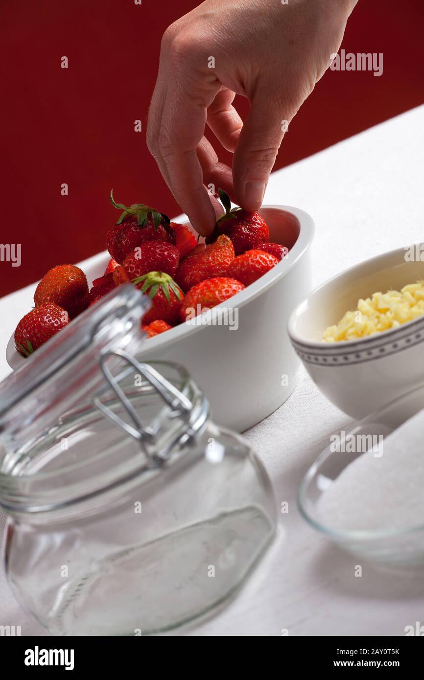 Zutaten für Rhabarber und Erdbeermarmelade Stockfoto