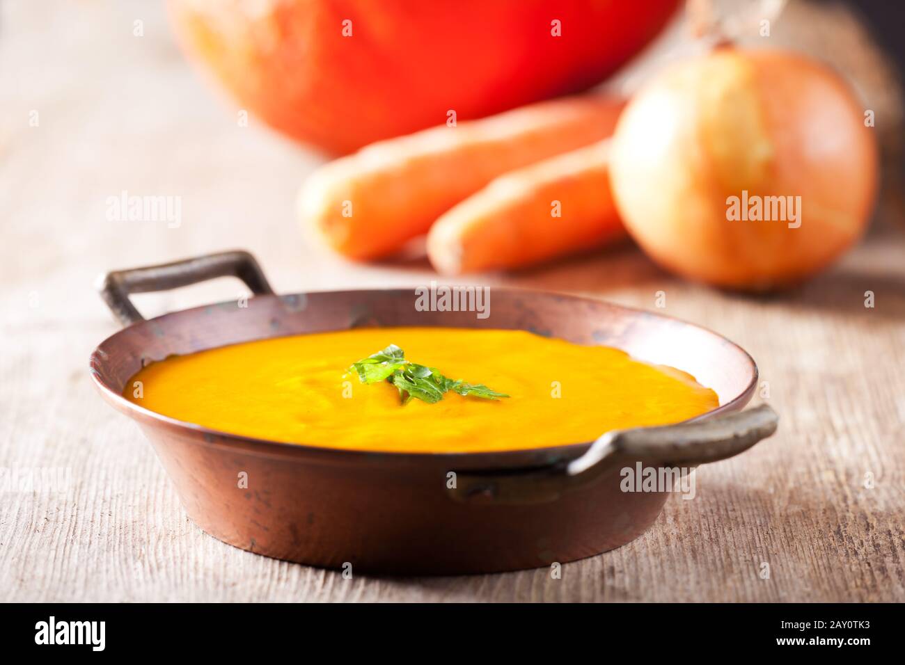 Kürbissuppe in einer Kupferschale Stockfoto