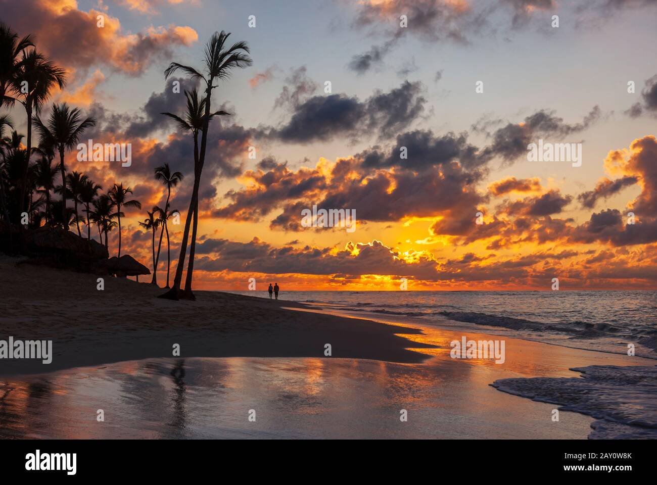 Sonnenuntergang am Strand von Punta Cana, Bavaro, Dominikanische Republik, Karibik. Stockfoto