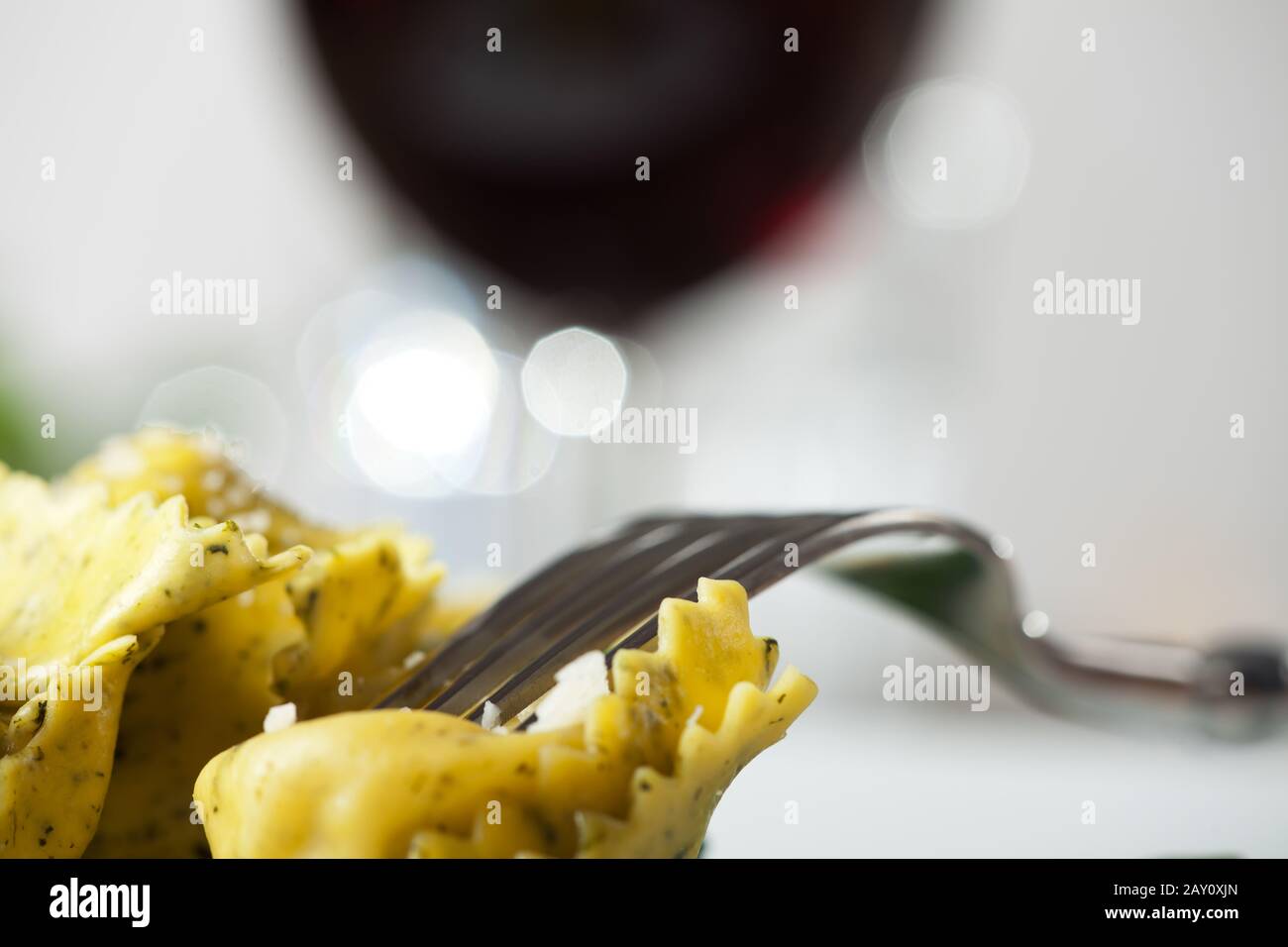 Tortellini mit Gabel Stockfoto