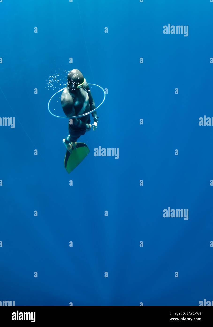 Freediver versucht, durch die Blasenluft rin zu schwimmen Stockfoto