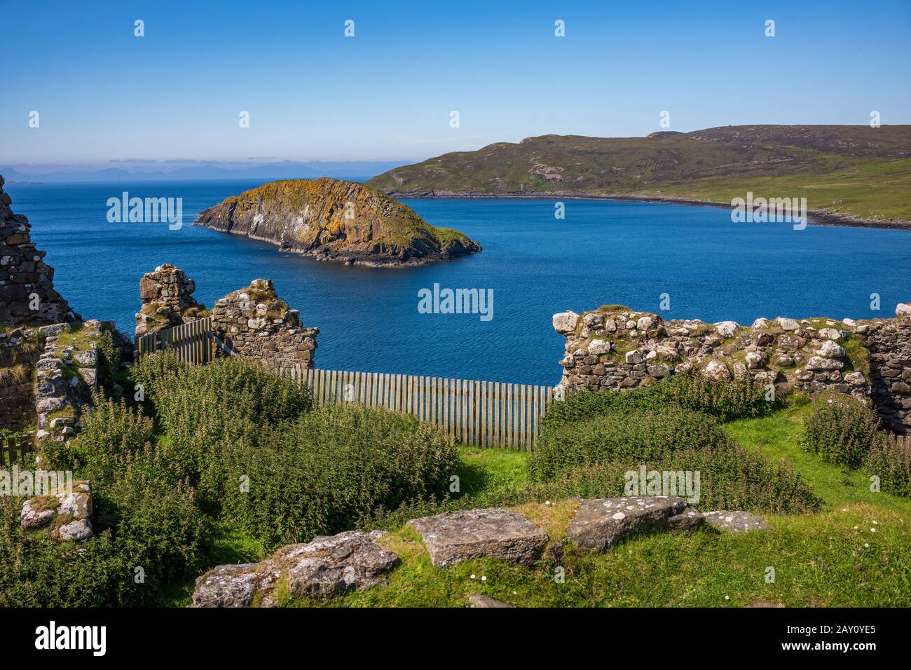 Der Blick von den Ruinen von Dundulm Castle, an der Nordküste Trotternischs, Insel Skye, Schottland, Großbritannien. Es war der Sitz der Chefs von Stockfoto