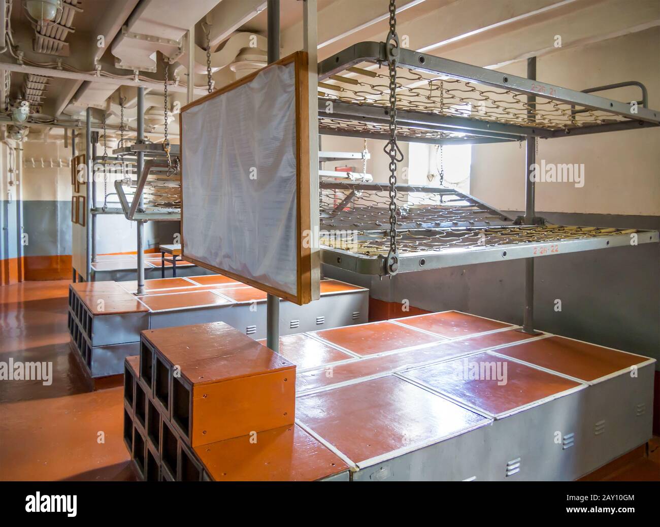 Novorossijsk, Russland - 01. August 2019: Das Innere des Cockpits für Personal des Schiffsmuseums 'Mikhail Kutuzov' Stockfoto