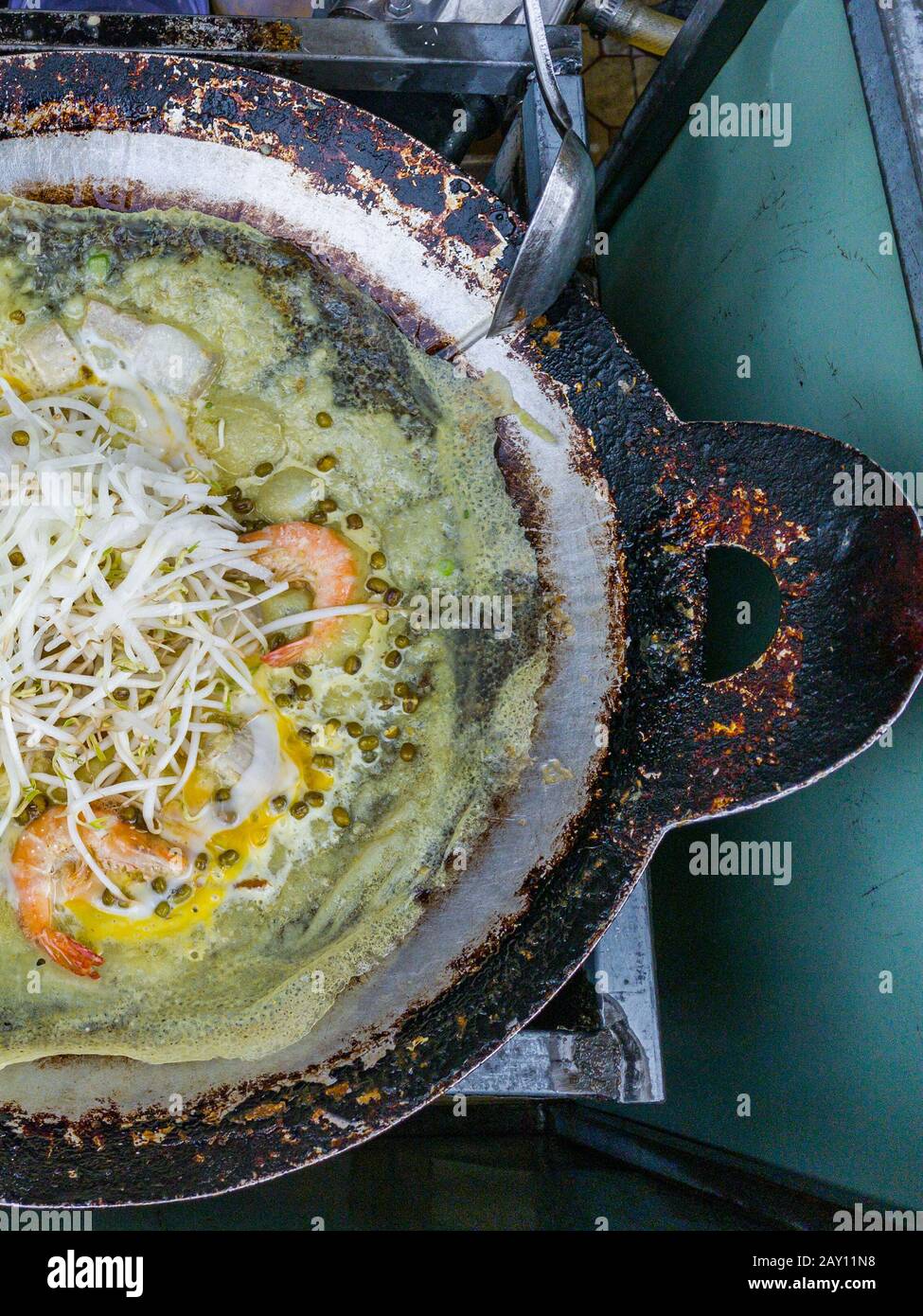 Vietnamesische sizzling Kreppe mit Garnelen und Bohnensprossen - Banh ...