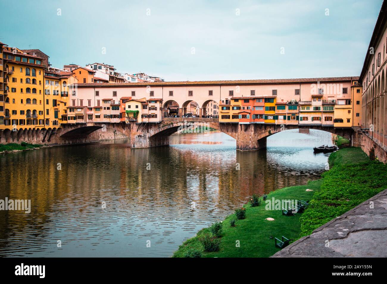 Brücke Ponte Vecchio in Florenz, Italien / Alte Brücke über den Arno-Fluss Stockfoto